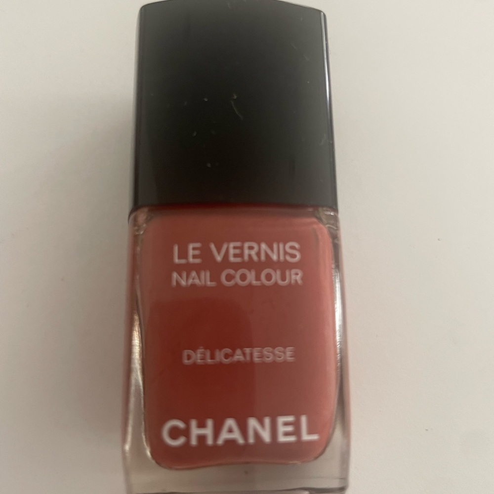 CHANEL Le Vernis Nail Polish in Warm Coral BRAND NEW.